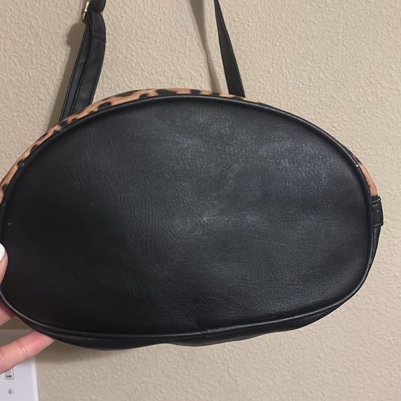 Atmosphere Leopard Print Shoulder Bag - Picture 5 of 7